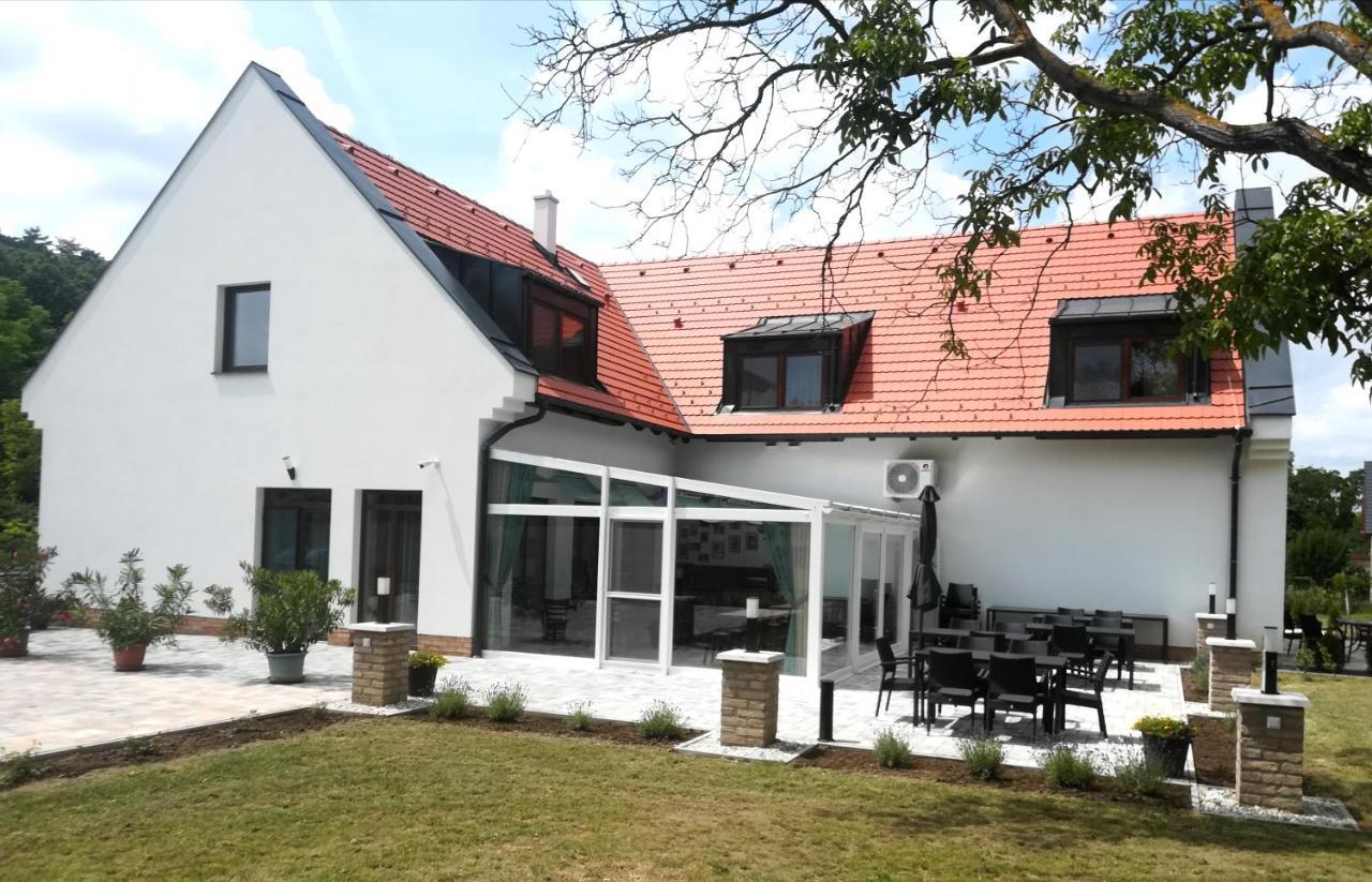 Dreko Panzio & Borbisztro Bed and Breakfast Győrújbarát Buitenkant foto