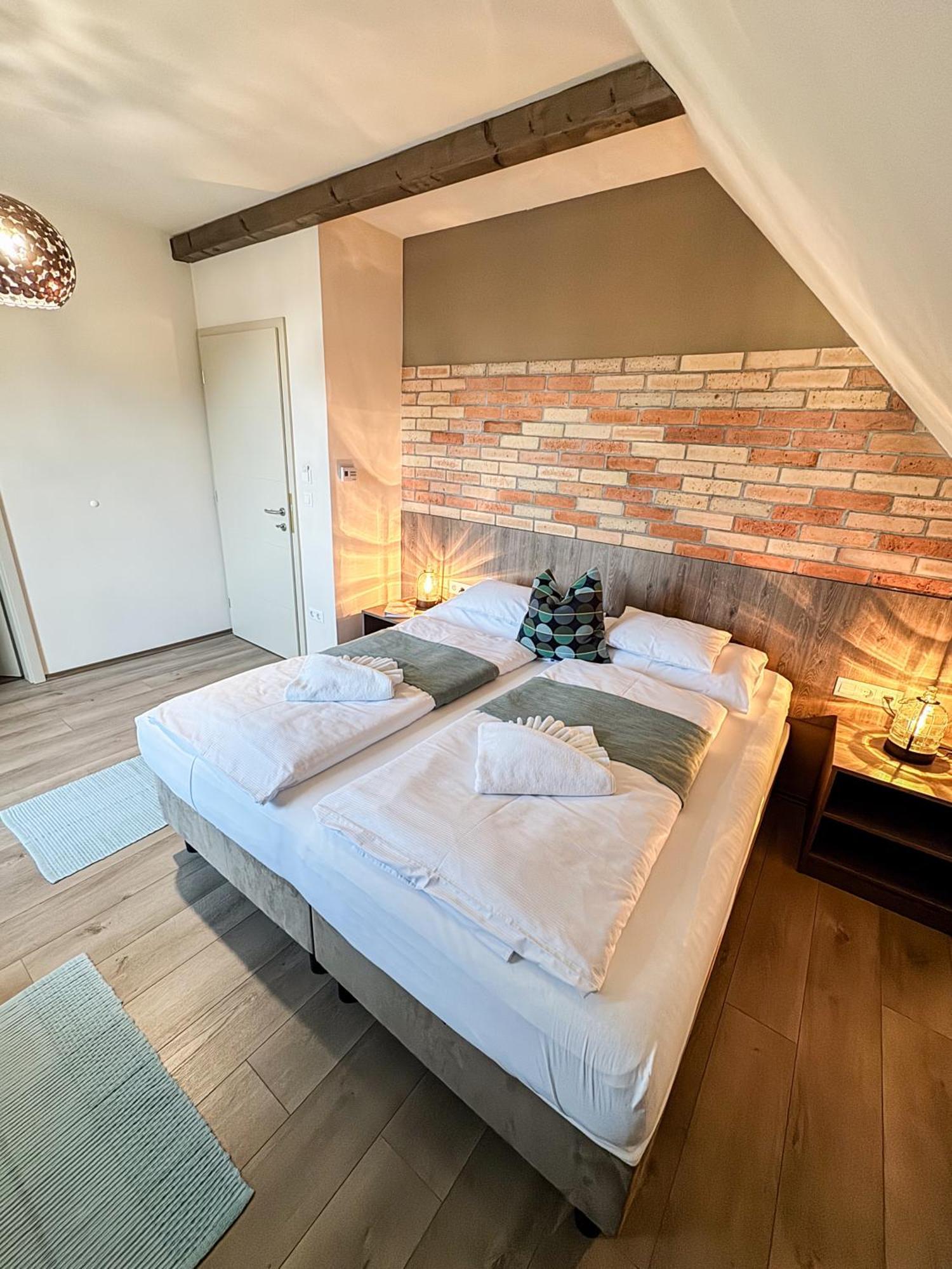 Dreko Panzio & Borbisztro Bed and Breakfast Győrújbarát Buitenkant foto