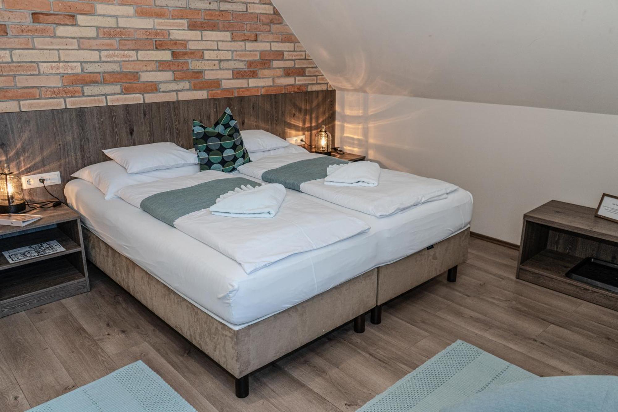 Dreko Panzio & Borbisztro Bed and Breakfast Győrújbarát Buitenkant foto
