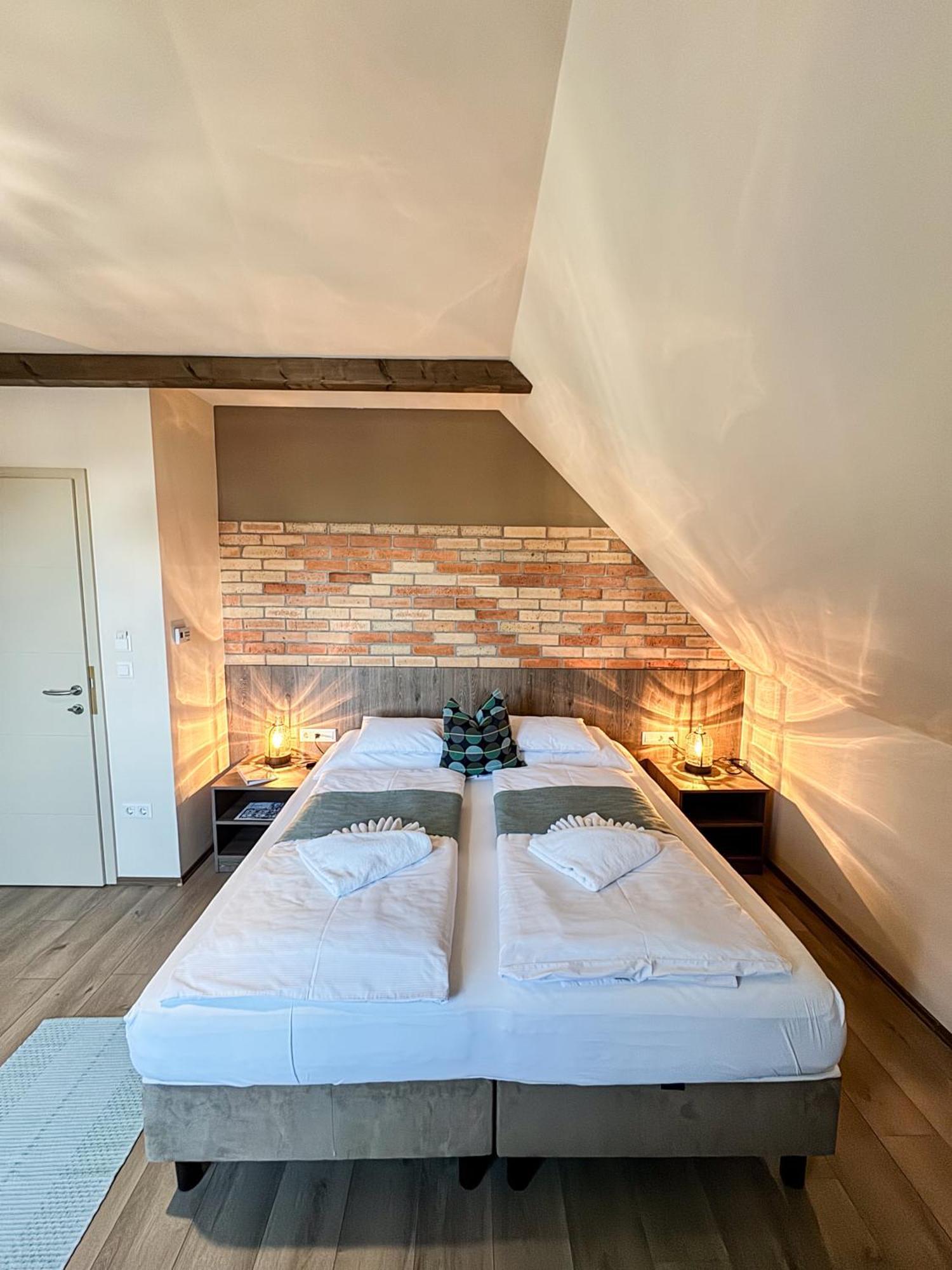 Dreko Panzio & Borbisztro Bed and Breakfast Győrújbarát Buitenkant foto