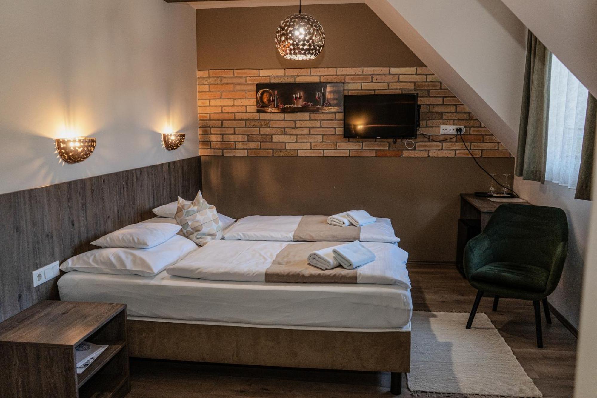 Dreko Panzio & Borbisztro Bed and Breakfast Győrújbarát Buitenkant foto