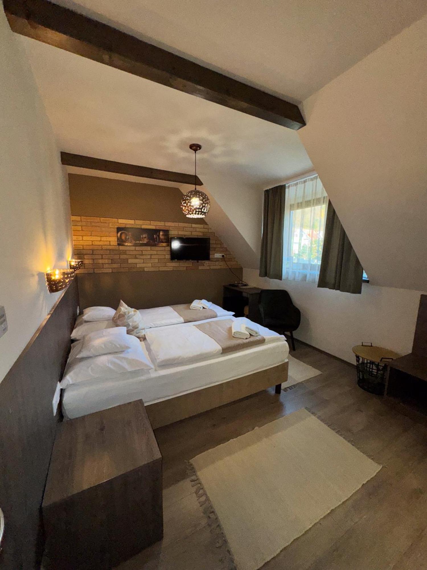 Dreko Panzio & Borbisztro Bed and Breakfast Győrújbarát Buitenkant foto