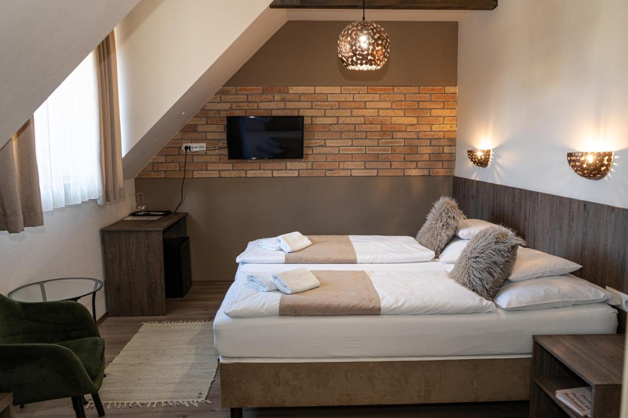 Dreko Panzio & Borbisztro Bed and Breakfast Győrújbarát Buitenkant foto